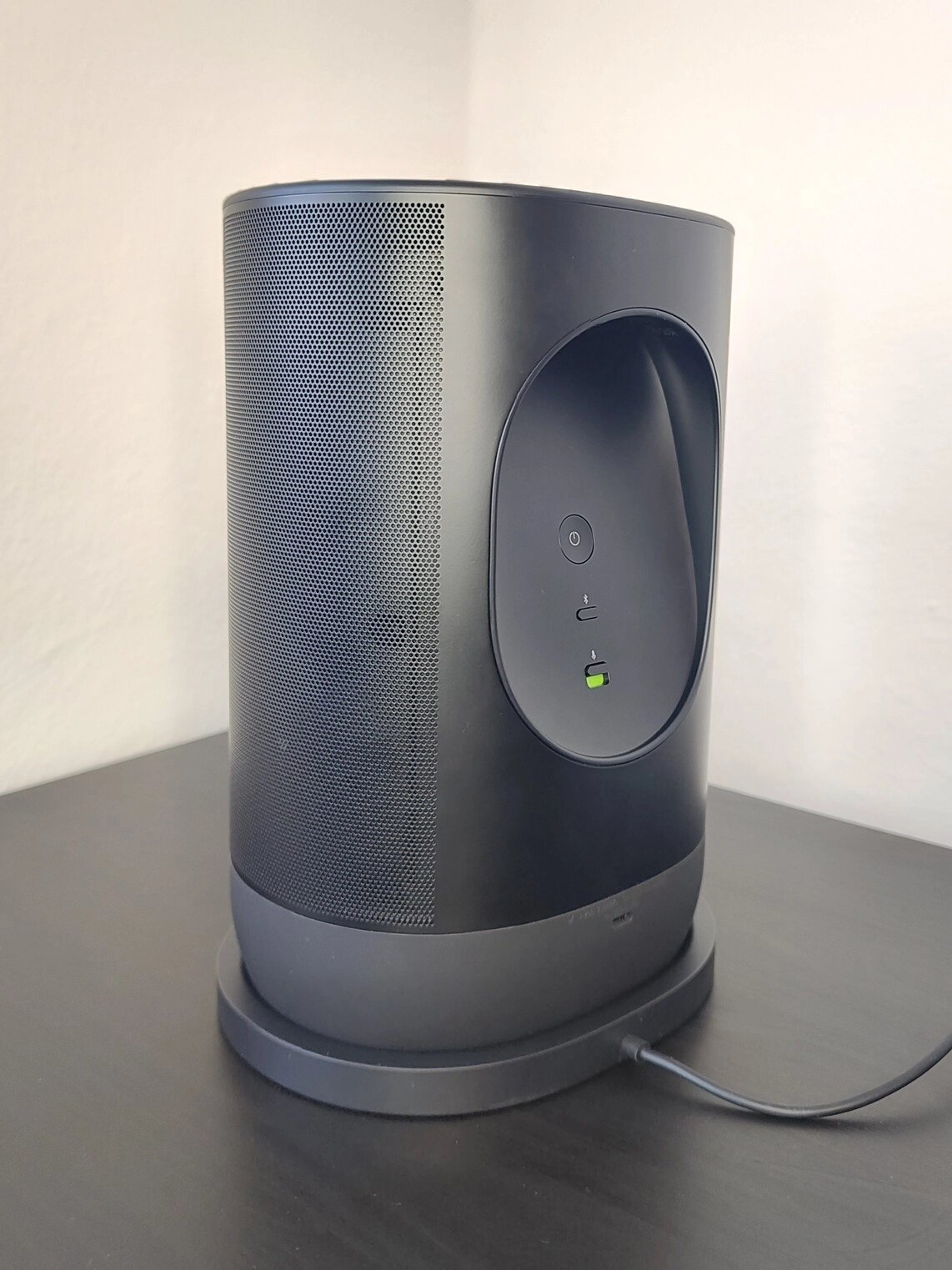 Nabíjet je možné reproduktor buď s nabíjecí kolébkou, nebo skrze USB-C