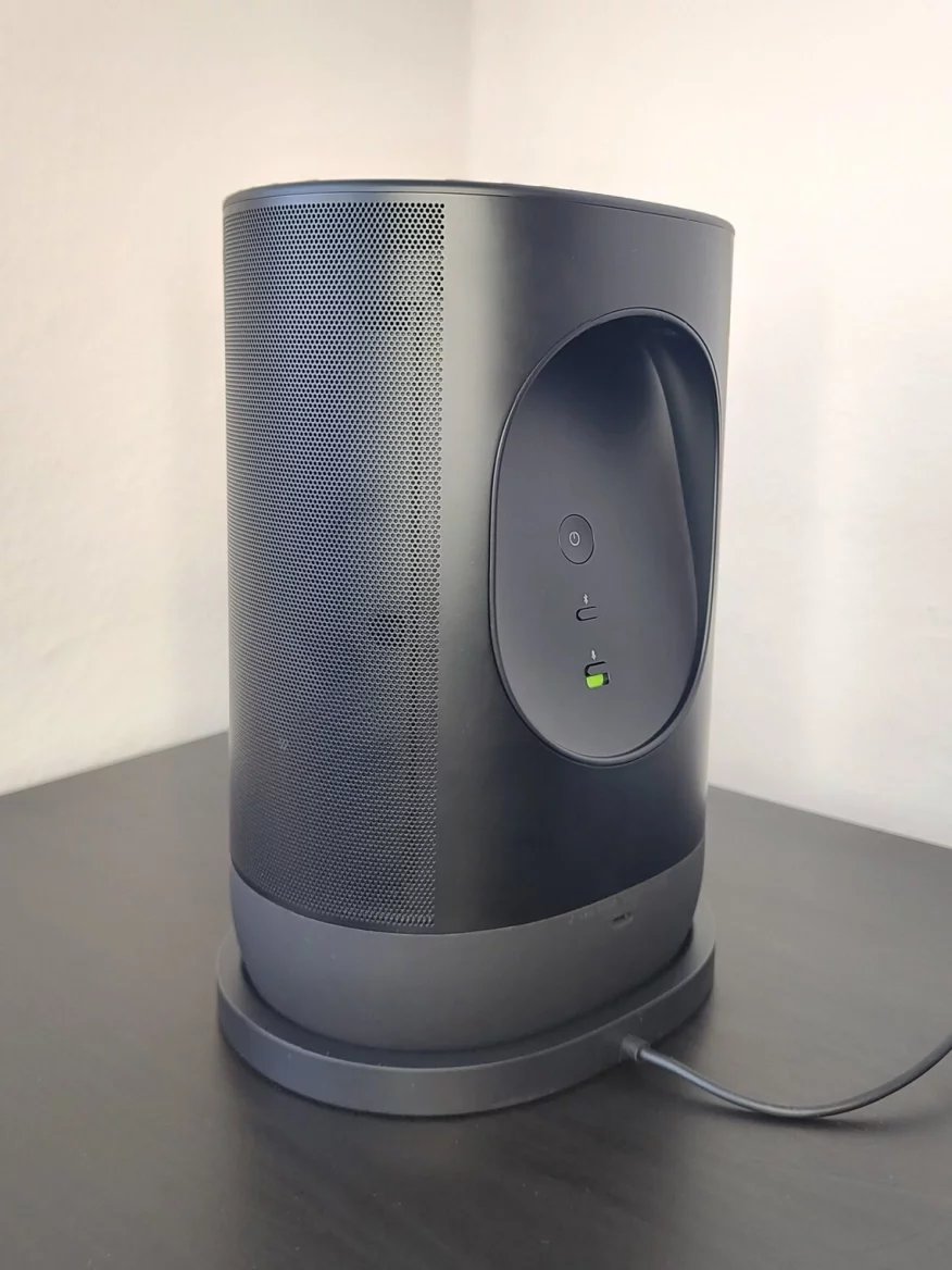 Nabíjet je možné reproduktor buď s nabíjecí kolébkou, nebo skrze USB-C