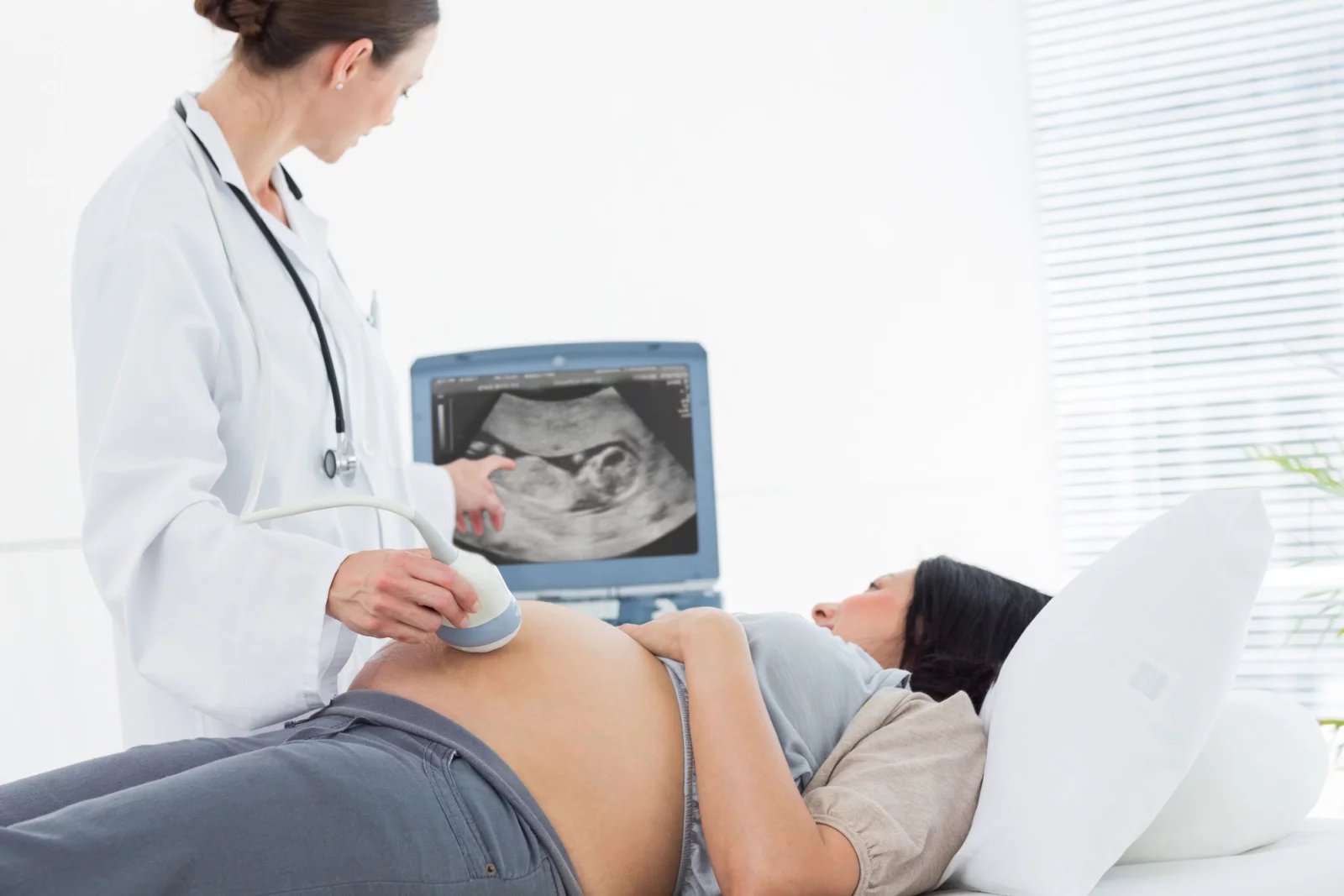 Prenatální sonografie má za cíl zejména posoudit zdravotní stav, růst a vývoj dítěte. Ultrazvuk se obyčejně provádí v 6tt až 9tt.