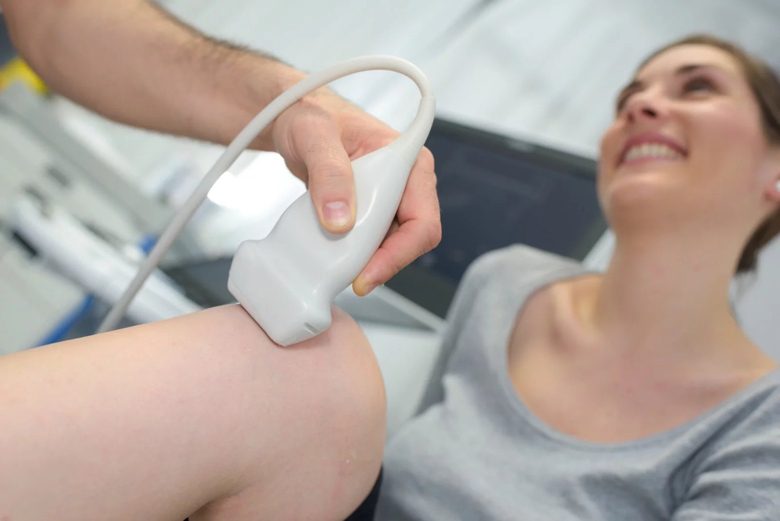 Rehabilitace ultrazvukem pomáhá zejména v případě tlumení bolestí, uvolnění lokálního svalového napětí a zvýšení místního krevního běhu. Léčba se využívá například také v případě odstraňování jizev a bércových vředů.