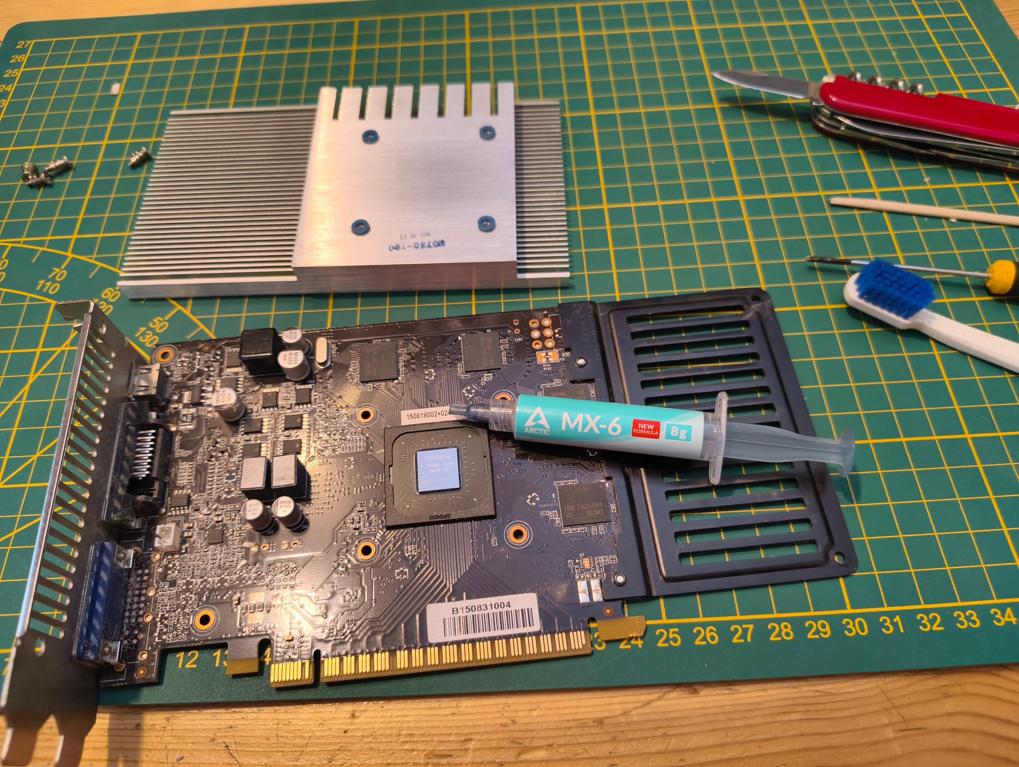 Klasika u staršího železa: vyčistit, přepastovat, sestavit zpět. Donedávna jsem používal pastu Noctua NT-H1, takže ještě nevím, jak je to s dlouhodobou životností Arctic Cooling MX-6. Uvidíme.