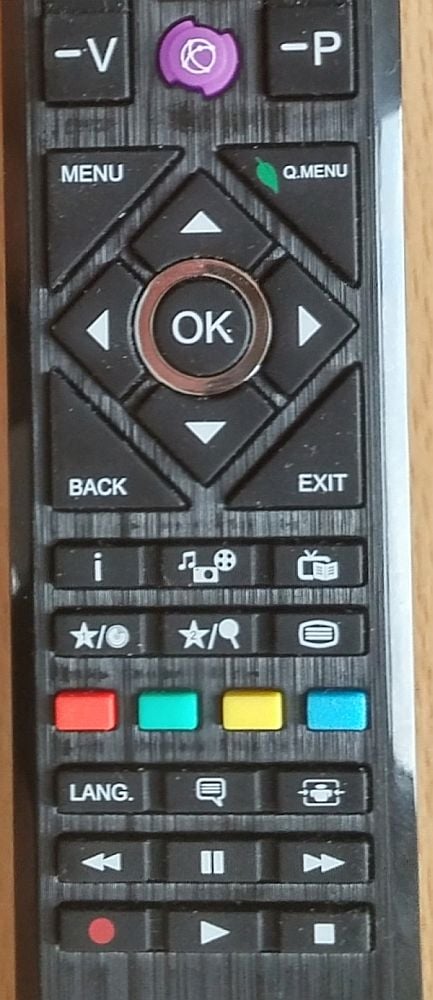 Tlačítka multimédií jsou dole, nahoře vidíte tlačítko se zeměkoulí zajišťující vstup do chytrých funkcí.