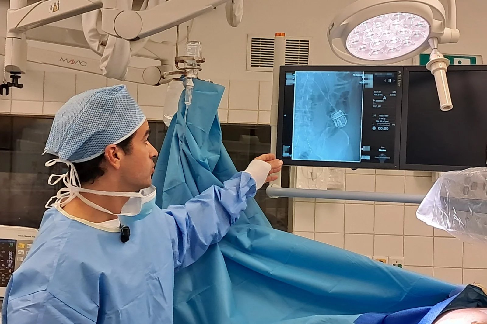 Po zákroku ještě radiologický asistent zhotovil několik rentgenových snímků, kde je patrné uložení generátoru. Snímky jsou součástí zdravotnické dokumentace pacienta. Mohou se hodit při kontrole zdravotního stavu, protože neuromodulační léčba je doživotní.