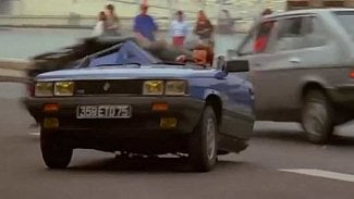 Náhledový obrázek - Roger Moore coby James Bond rozpůlil Renault 11. Teď jsou obě půlky na prodej