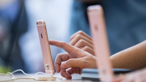 Náhledový obrázek - Prodej iPhonu i tržby Applu klesly o 15 procent