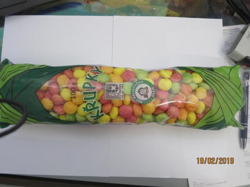 Nejakostní potraviny - KŘUPKY BEZ PALMOVÉHO OLEJE. Výrobek obsahoval barvivo - kyselinu karmínovou (E120), která nebyla uvedena ve složení.