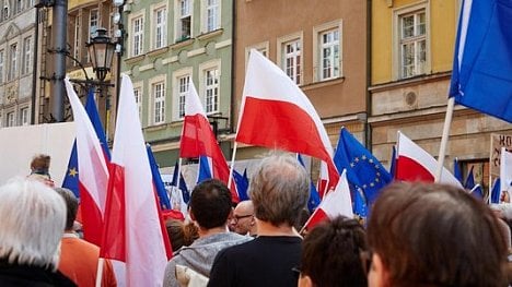 Náhledový obrázek - Poláci protestují již třetí den. Poslanci blokují jednací sál