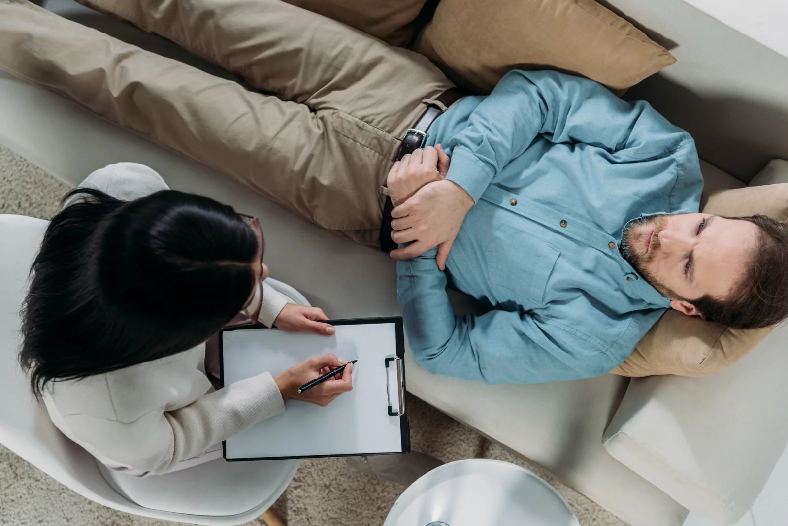 Léčba syndromu vyhoření spočívá třeba v kognitivně-behaviorální terapii. Avšak pomoci může i existenciální psychoterapie a další dostupné léčby. Důležité je začít potíže řešit zavčasu, jelikož mohou vést až k úzkostem nebo dokonce depresím.