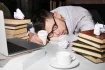 Za syndromem vyhoření stojí běžně přespříliš pracovních úkolů, ke kterým se občas přidá i stresující atmosféra v práci. Konkrétně je to pak třeba nedostatek společenské opory či nezřetelná očekávání zaměstnavatele.