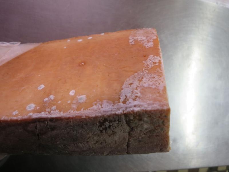 Jaroměřický uzený eidam 45% - placka. Kategorie: Nebezpečné potraviny. Nevyhovující parametr: plísně okem viditelné. Na povrchu potraviny se vyskytovala plíseň bílé a zelené barvy. Potravina neměla prošlé datum minimální trvanlivosti. Při kontrole nebyly zjištěny nevyhovující teploty skladování tohoto výrobku. Výrobce: Jaroměřická mlékárna a.s. Distributor: ALIMPEX FOOD a.s. Praha 9. Místo kontroly: Nam Bui Huy,
Tanvald