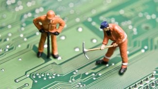 Pracovníci rozebírají vnitřek PC