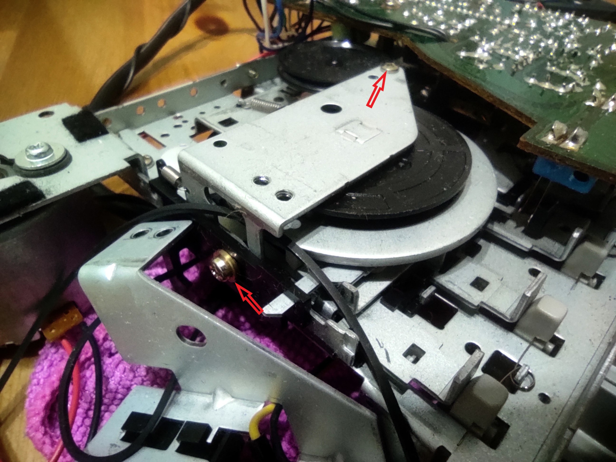 Vyznačené šrouby je třeba povolit k demontáži gumičky pohonu.