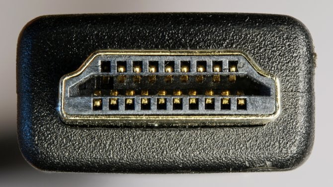 Čelní makrofotografie standardního konektoru HDMI Type A s viditelnými kontakty.