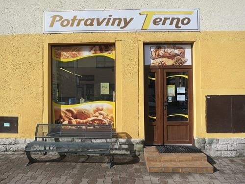 Myší trus, výskyt živých i mrtvých myší, potraviny poškozené škůdci. Výskyt plísní na provozovně, na stěnách, na stropě. Výrazně zanedbaný úklid a výrazné znečištění všech prostor, nečistoty na stěnách, podlaze, regálech či zařízeních. Silně znečistěná chladicí zařízení (nejsou jiné skladovací prostory). Poškození stěn a stropu. Nevhodně skladované potraviny.