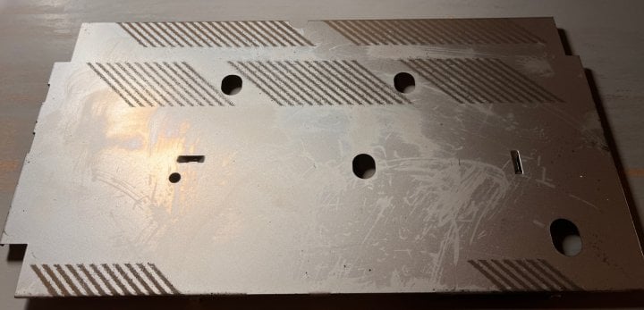 Autor: Michal Tauchman, podle licence: <a href="http://creativecommons.org/licenses/by-sa/4.0/deed.en">CC BY-SA 4.0</a> Vzor spodních průduchů vykreslený vlhkostí na plechu.