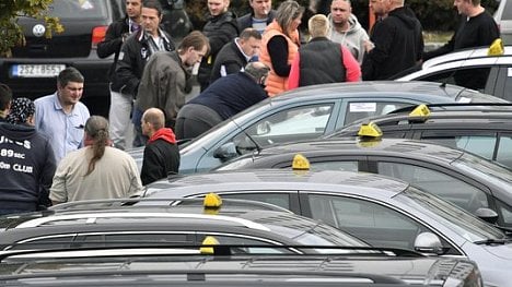 Náhledový obrázek - Taxikáři odvolali středeční protest v Praze. Chtějí okamžité jednání