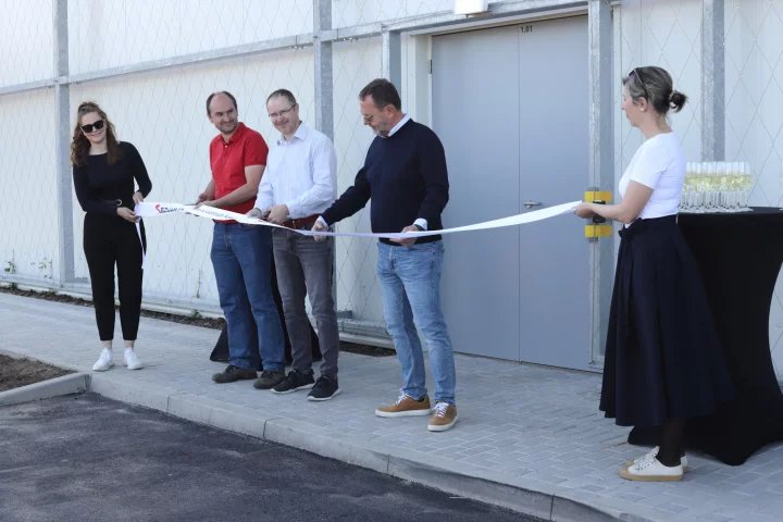 Slavnostní přestřižení pásky. Kokura 3 je přístavbou k budově datacentra Kokura v Horních Počernicích, které Seznam otevřel v roce 2015.