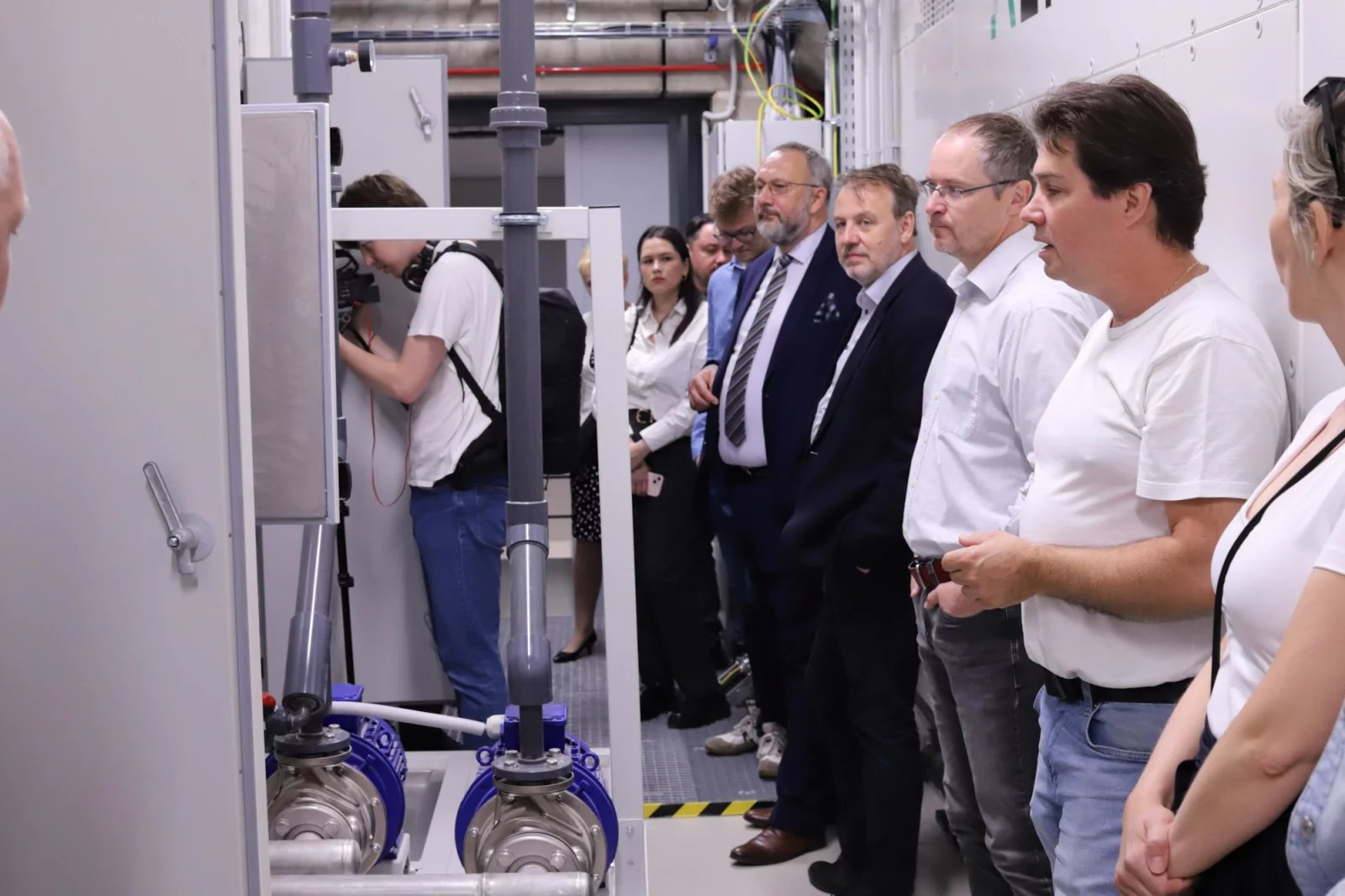 Místnost s ventilátory, které nasávají venkovní vzduch. Přes směšovací klapky se k němu může přimíchávat i teplý vzduch od serverů – například při nízkých teplotách v zimě.