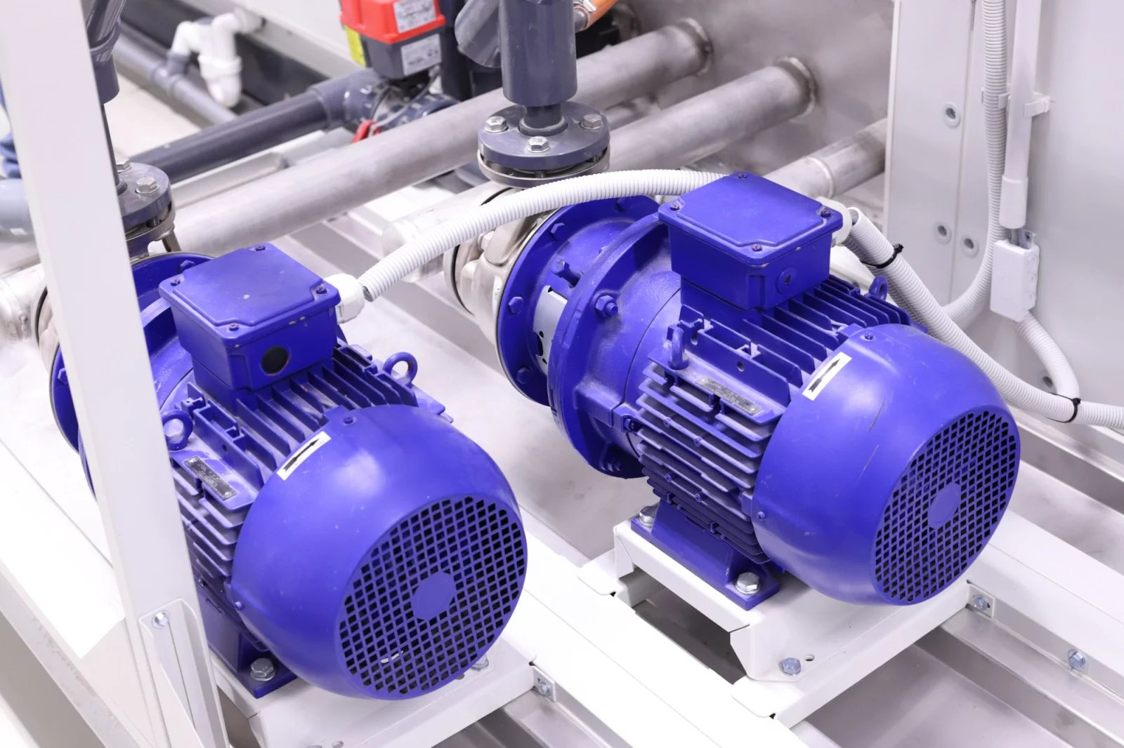 Čerpadla přivádějí ze zásobníku upravenou dešťovou vodu, která se  v tzv. pračce vzduchu rozpráší do drobných kapiček. Ty pak svým vypařováním vzduch ochlazují. Před vypuštěním chladného vzduchu do galerie se voda ze vzduchu opět odebere.