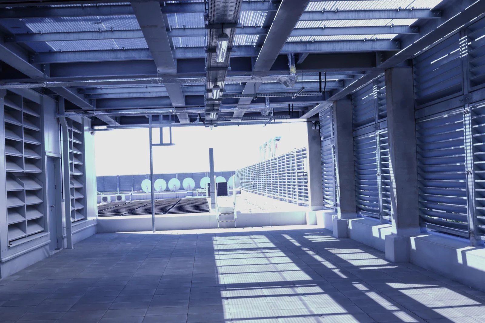 Prostor na střeše datacentra, odkud se přes průduchy (vlevo) nasává venkovní vzduch.