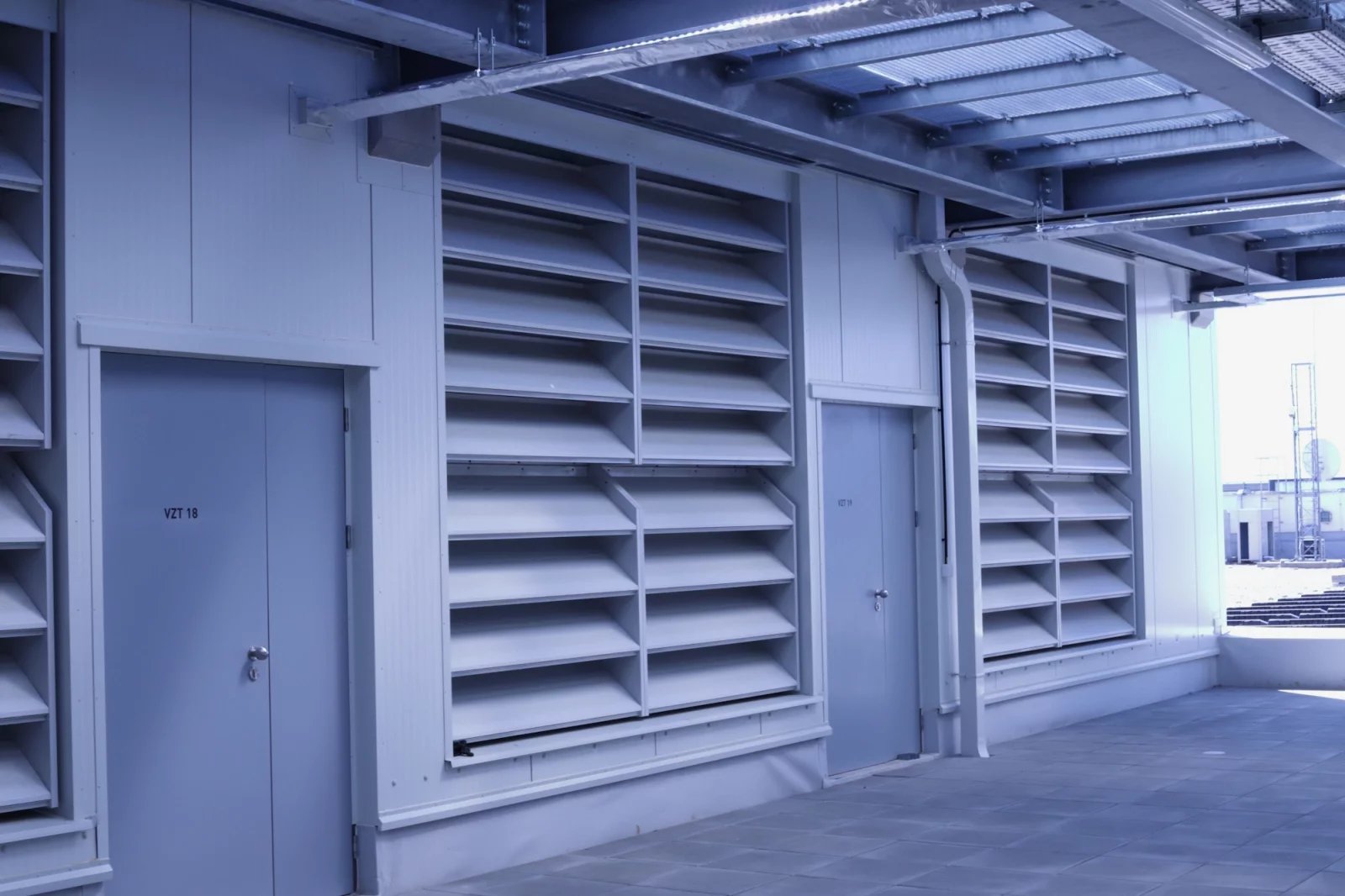 Detail průduchů. Na střeše má Kokura také fotovoltaické panely, které mají výkon asi 49 kW. V rámci spotřeby celého datacentra je to tak „na svícení“, ale každý kW se počítá.