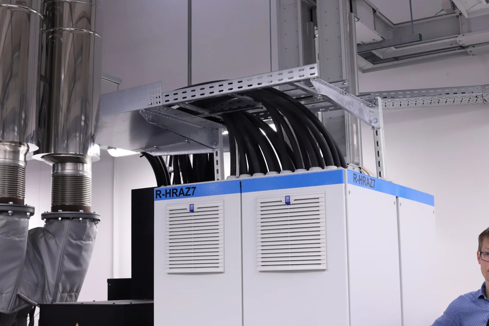 Tzv. hradící členy. Seznam má uzavřenou smlouvu s firmou ČEPS, která provozuje českou elektrickou přenosovou síť. Generátory tak mohou v případě potřeby nastartovat a začít dodávat výkon do sítě.