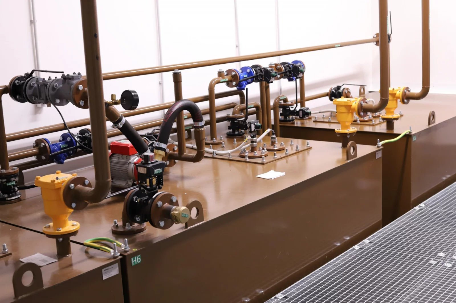 Každý generátor má vlastní nádrž na palivo.