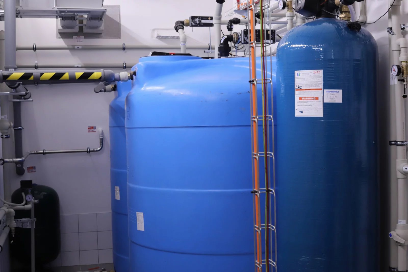 Tankové nádrže s připravenou vodou.