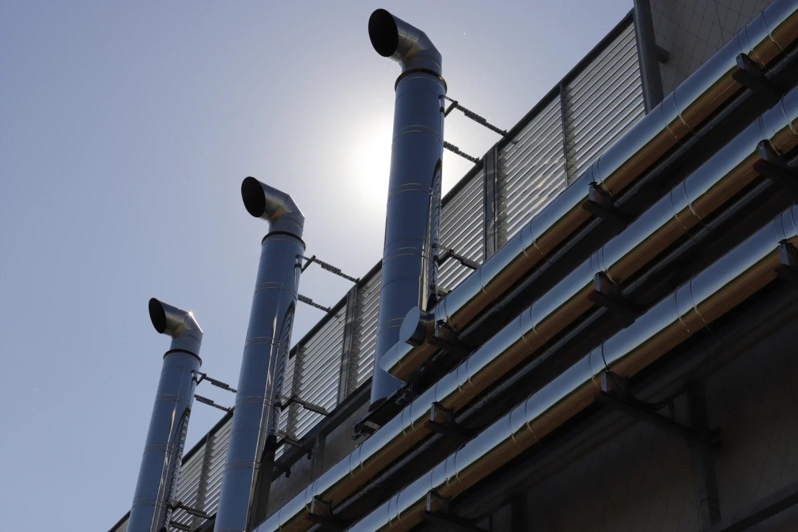 Nová budova ale funguje skoro úplně samostatně - má vlastní chlazení, energetickou část i generátory.