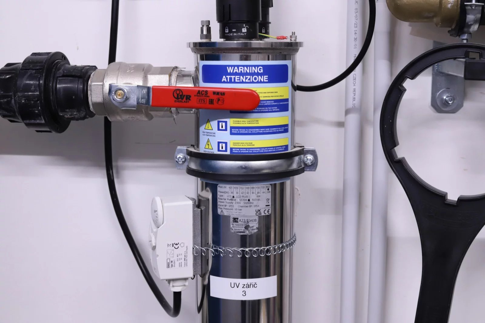 Vodu od případných mikrobů čistí UV zářiče.