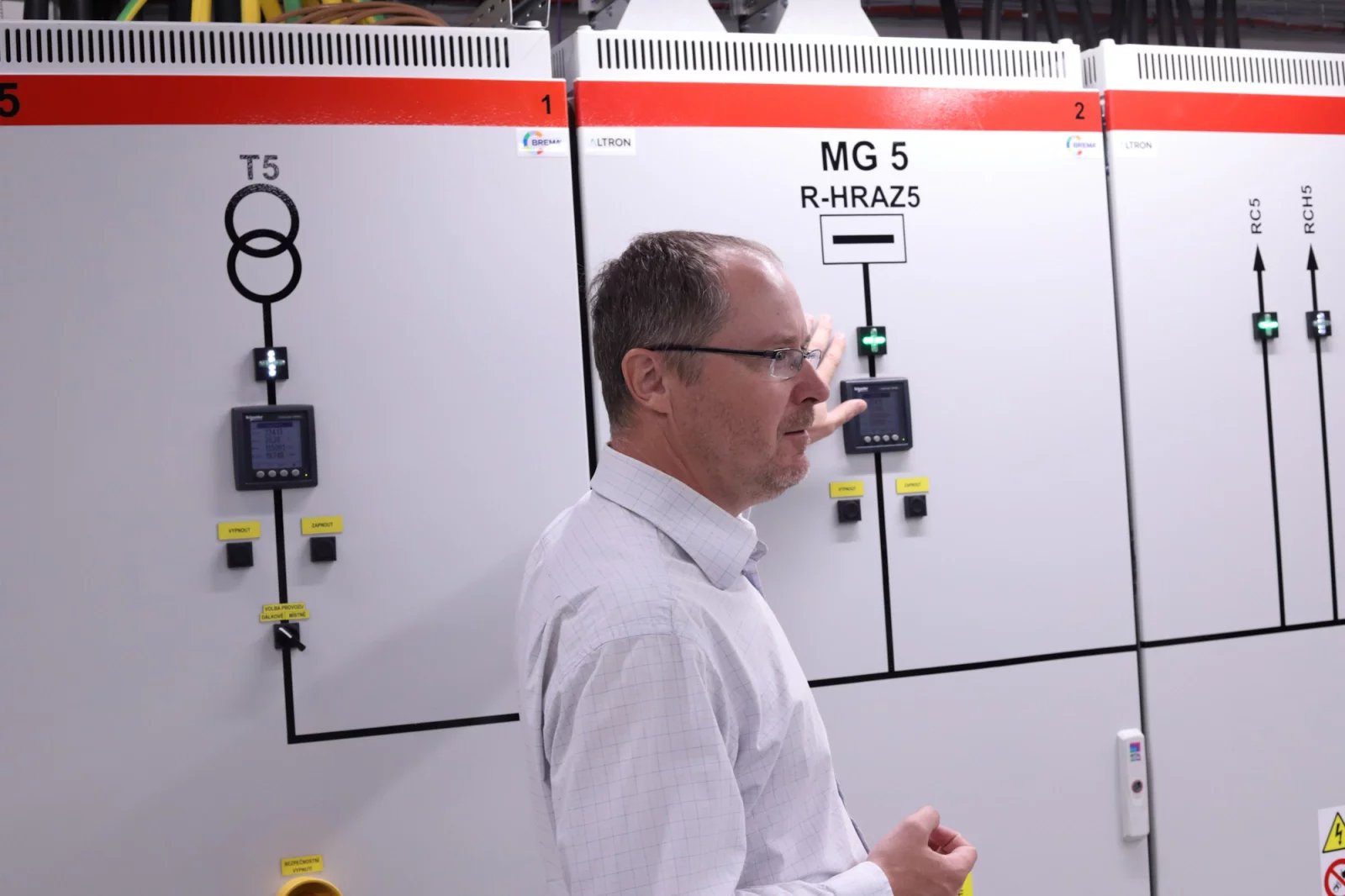 Jsme u napájení. Kokura 3 má tři samostatné větvě. „Na jedné napájecí větvi vynecháme UPS a baterie. Plně tak budeme spoléhat na redundanci napájecích zdrojů v IT technice,“ popisuje Pečínka zvláštnost Kokukry 3.