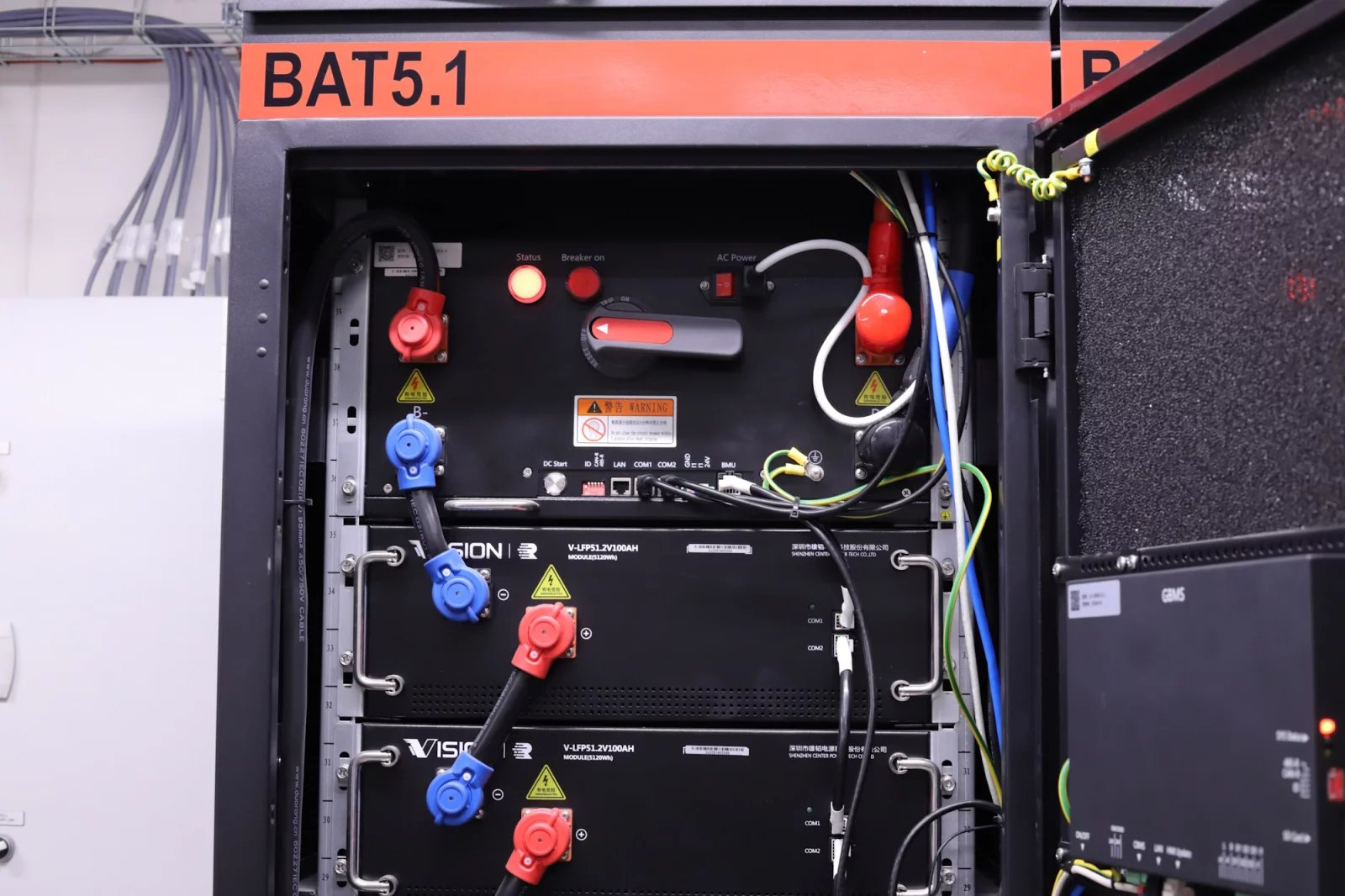 Záložní baterie. Každá má 5 kWh a životnost asi 15 let.