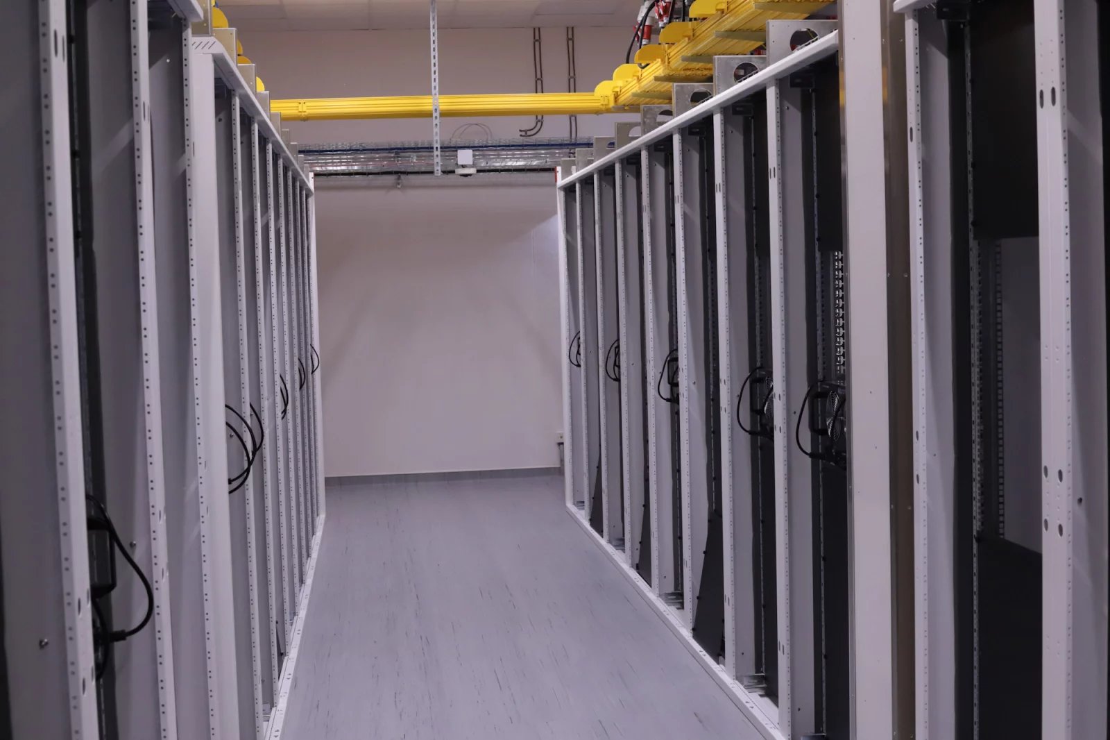 Nové datacentrum má 160 racků, které jsou vyšší než v původní Kokuře. Fyzicky se sem vejde přibližně stejný počet serverů, ale datacentrum je dimenzováno na vyšší příkon (cca 2 MW).