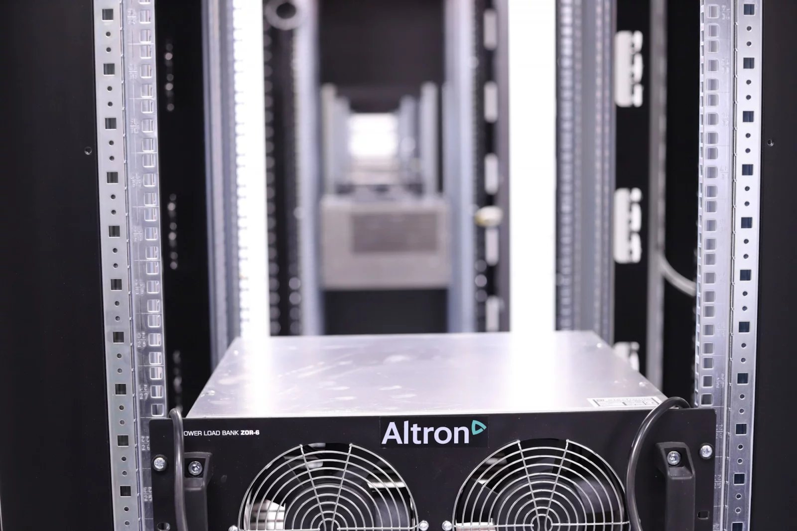 V datovém sále zatím nejsou žádné servery. Seznam chce racky osadit převážně svými „montovnami“, jak říká serverům vlastní výroby. Přesune sem stroje z původní Kokury, protože nové datacentrum má levnější provoz.