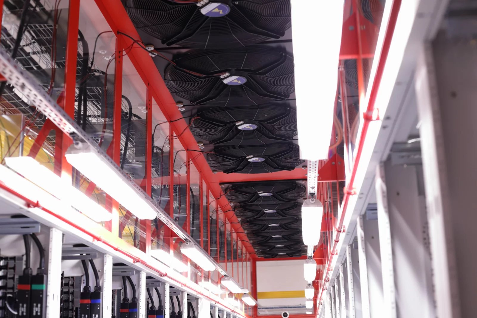 Ventilátory, které odvádějí ohřátý vzduch. Oproti standardnímu umístění na konci místnosti jsou rozmístěny na stropě po celé délce uličky. Seznam si od toho slibuje lepší odvod vzduchu.