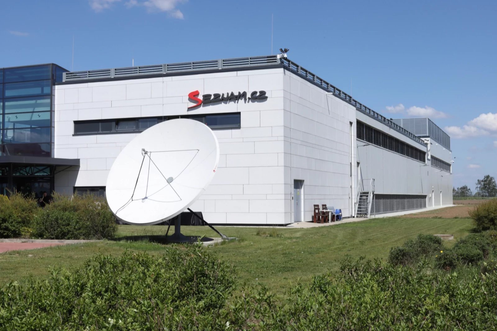 Pohled na celý areál Kokury v Horních Počernicích. Kokura 3 je ona zvýšená přístavba na vzdálenějším konci budovy. Podle Seznamu má dosahovat hodnoty PUE (Power Usage Effectiveness) kolem 1,16. To by mělo být podobné jako u jeho dalšího datacentra Nagoja v Benátkách nad Jizerou.