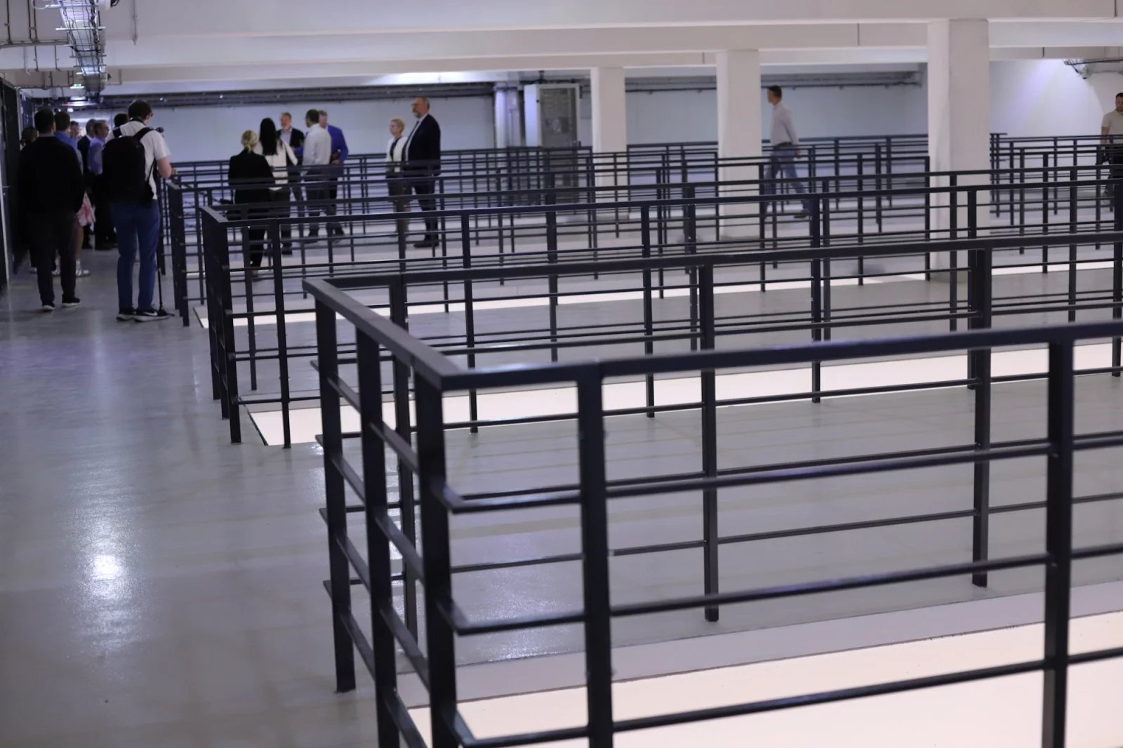 Nejdřív se podíváme do patra. Toto je tzv. galerie - prostor umístěný nad serverovým sálem, kudy k serverům proudí chladný vzduch.