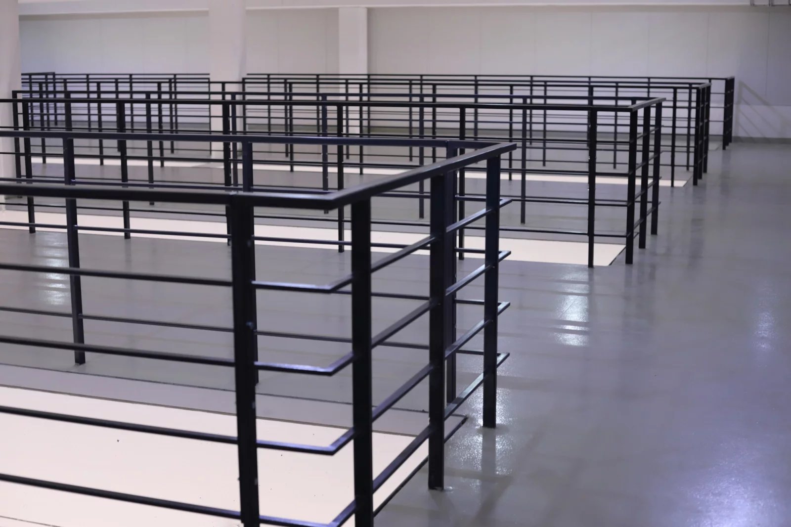 Průduchy v podlaze proudí chladný vzduch do tzv. chladných uliček.