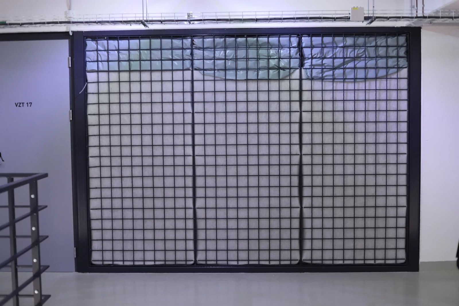 Těmito vstupy proudí do galerie chladný vzduch. Zatím jsou zakryty filtry,  datacentrum ještě není osazeno IT technickou a nejede v ostrém provozu.