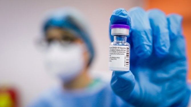 Detail lahvičky s vakcínou proti covidu