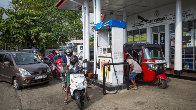 Ve středu bude volno, do práce choďte v tričku. Srí Lanka i další asijské země řeší nedostatek ropy netradičními způsoby