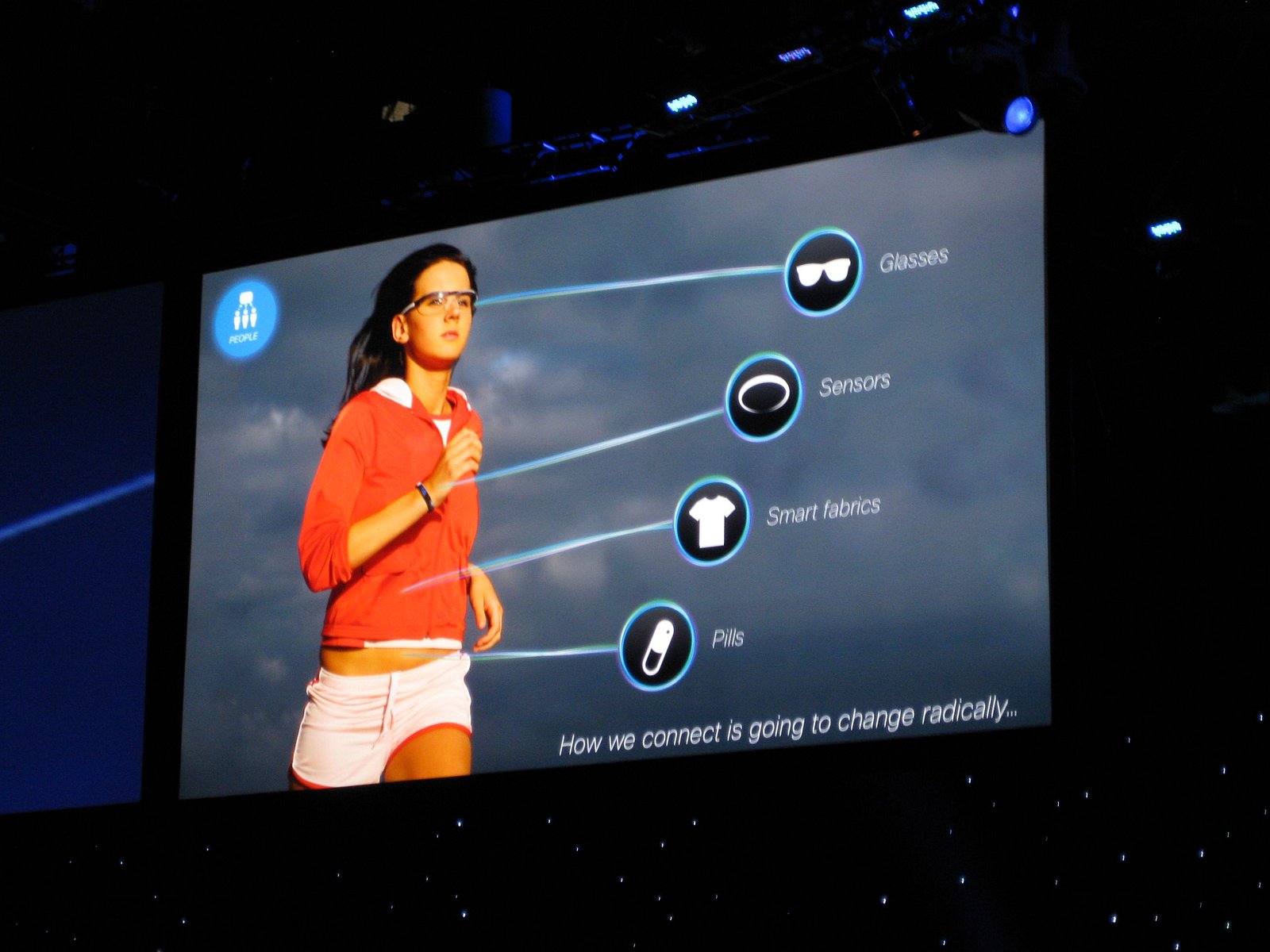 Způsoby, jakými budeme připojeni k Internetu se změní. Počítače a smartphony doplní brýle, senzory, chytré textilní materiály a pilulky.