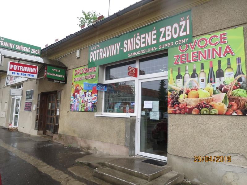 Výskyt myšího trusu a mrtvých myší. Výrazně zanedbaný úklid a výrazné znečištění všech prostor, nečistoty na podlaze, regálech či zařízeních. Nesprávná hygienická praxe, nevhodně skladované potraviny.