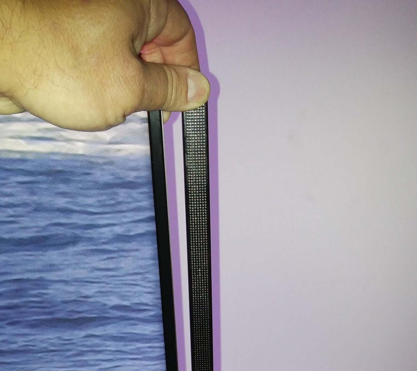 Stačí jen pustit a lištu s výškovými reproduktory přisaje magnet zpět k televizoru.