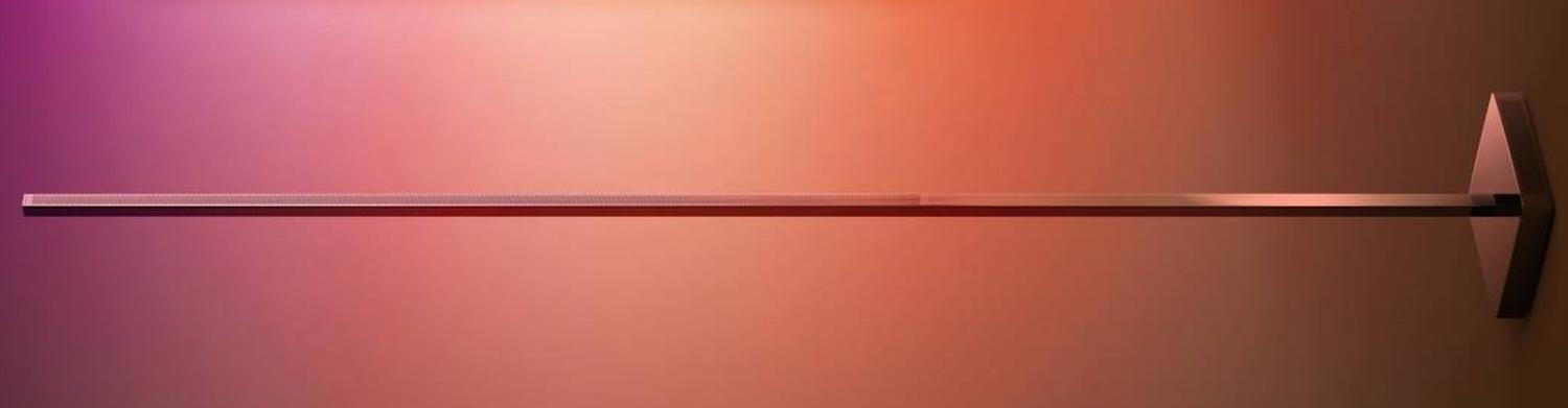 Stojan s napojenou postranní lištou s výškovými reproduktory. V podstavci je reproduktor se "středy".