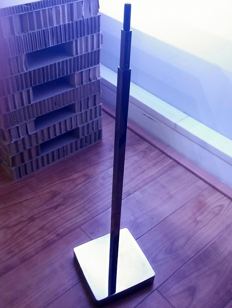 Stojan připravený k napojení postranní zvukové lišty televizoru.