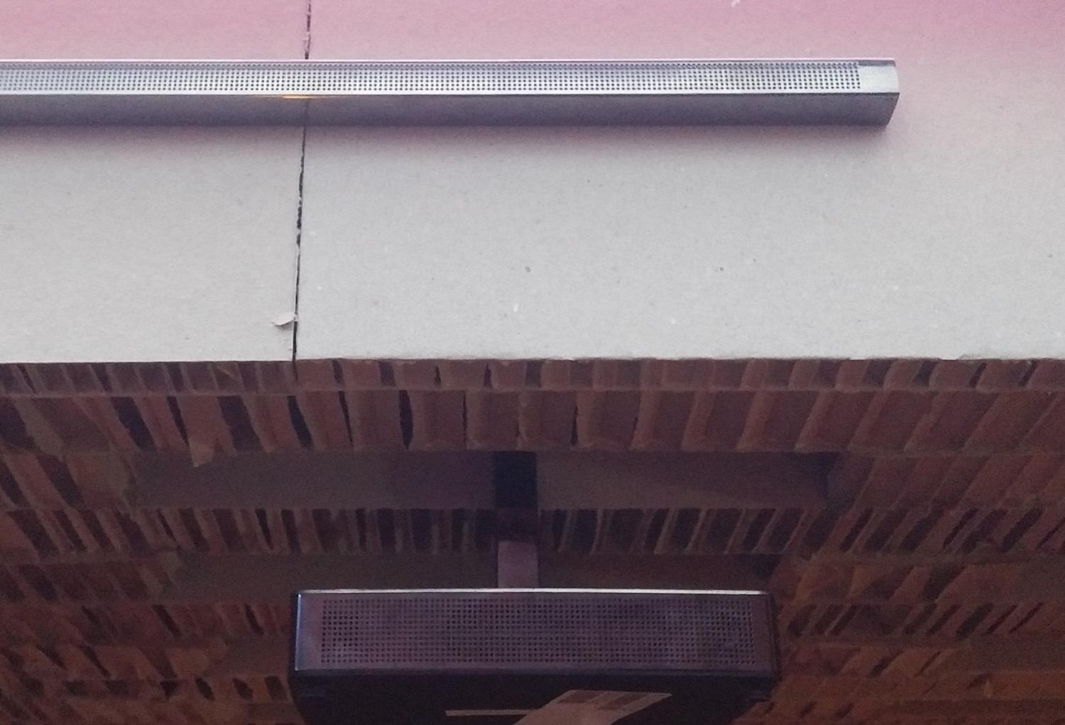 Lišta s výškovými reproduktory a spodní část podstavce se "středy".