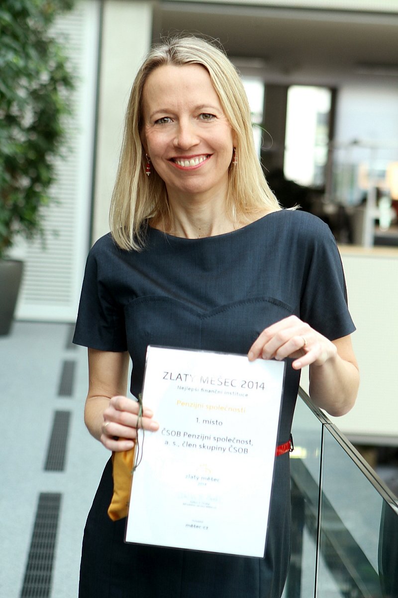 Marcela Suchánková, obchodní ředitelka a členka představenstva Penzijní společnosti ČSOB (vlevo), přebírá ocenění za 1. místo v kategorii Penzijní společnosti