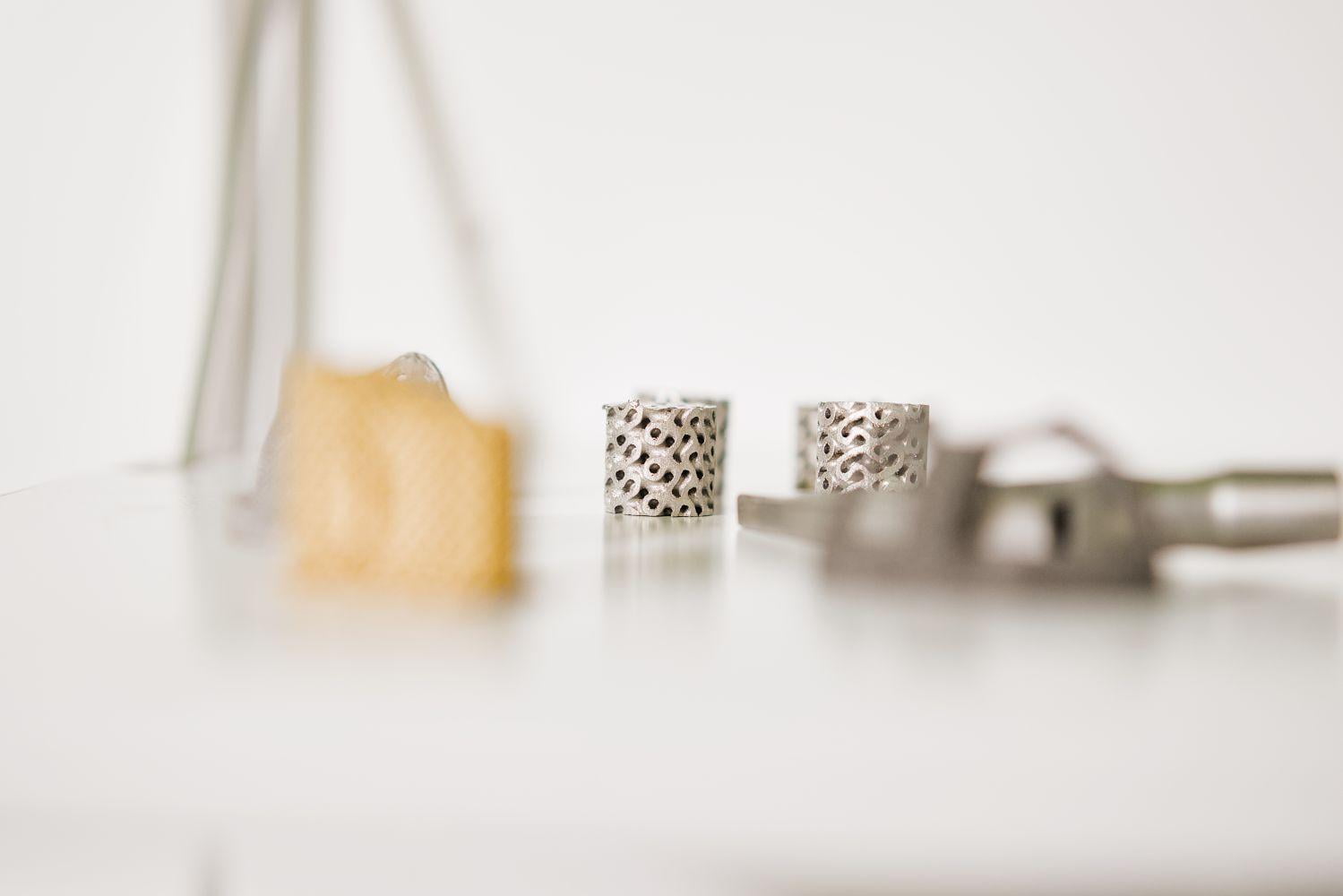 3D tisk kostních implantátů na 3D tiskárně AMCM M 290-1 FLX