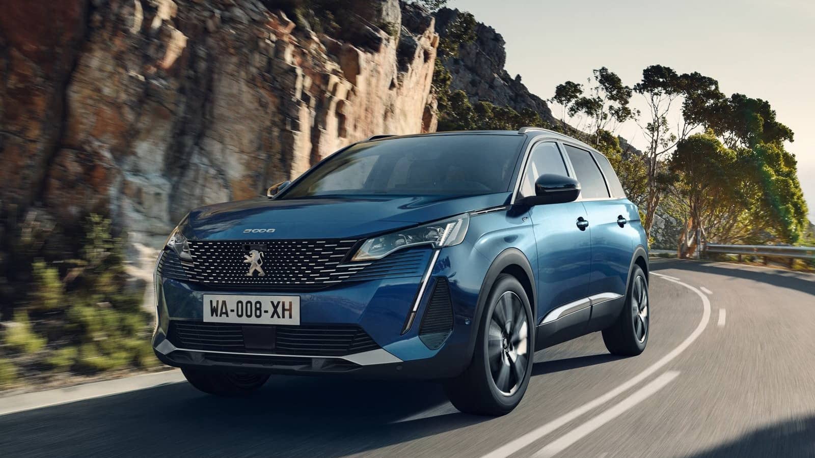 Peugeot 3008 a 5008 už mají české ceny. Hybridní je ale jen jeden z nich